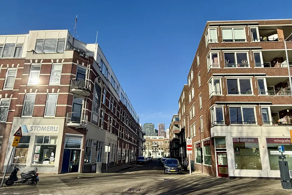 Straat met winkels op de begane grond en woningen erboven