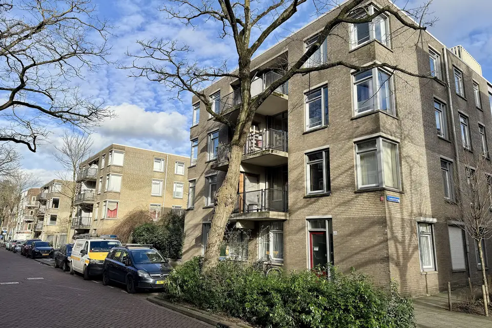 Appartementengebouw in een straat in Rotterdam